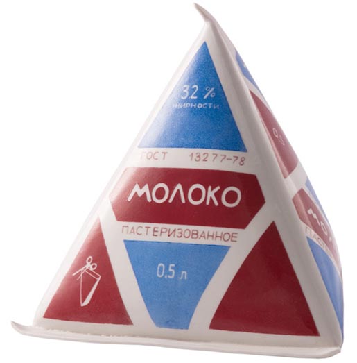 Треугольный пакет молока